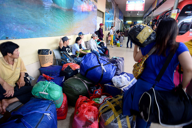 Chiều tối, lượng người đổ về bến xe ng&agrave;y c&agrave;ng đ&ocirc;ng.