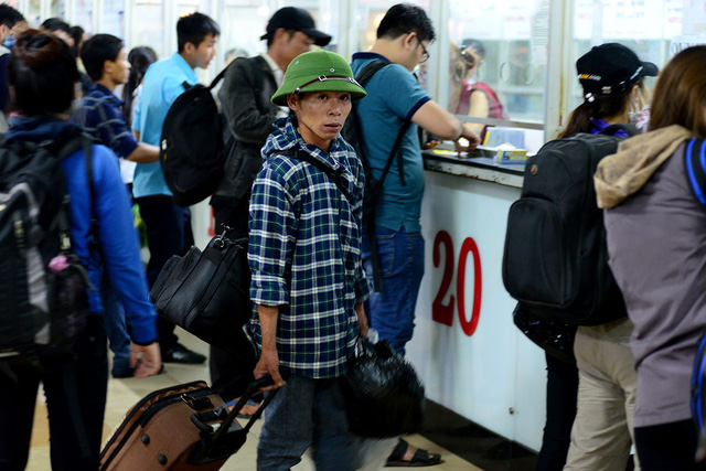 Tuy lượng kh&aacute;ch đ&ocirc;ng, nhưng kh&ocirc;ng c&oacute; cảnh chen lấn đề mua được v&eacute; xe.