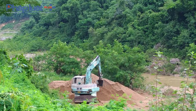 Địa điểm khai th&aacute;c c&aacute;t tr&aacute;i ph&eacute;p của hộ gia đ&igrave;nh Nguyễn Thị Nghĩa ngay tại thị trấn huyện Quan Sơn. (Ảnh: Anh Thắng)