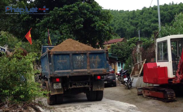 Xe chở c&aacute;t khai th&aacute;c tr&aacute;i ph&eacute;p ngang nhi&ecirc;n vận chuyển qua thị trấn Quan Sơn. (Ảnh: Anh Thắng)