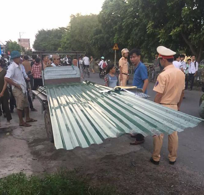 Chiếc xe trở t&ocirc;n cồng kềnh, nguy hiểm khiến người thanh ni&ecirc;n đ&acirc;m phải tử vong tại chỗ.