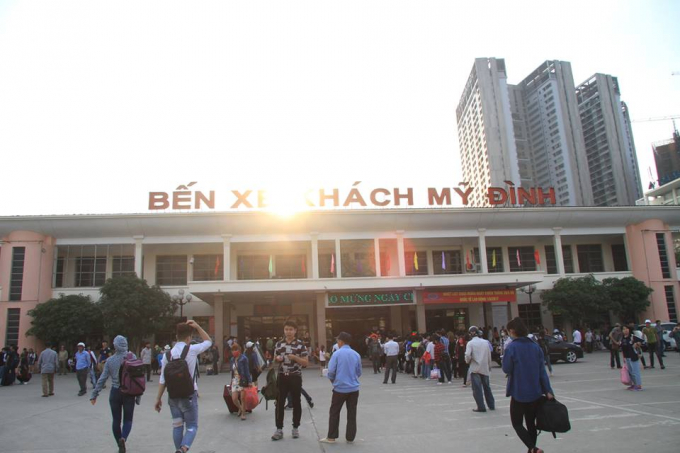 Chiều ng&agrave;y 1/9 số lượng kh&aacute;ch đổ về bến xe mỗi l&uacute;c một đ&ocirc;ng.