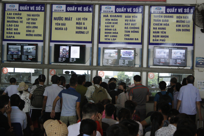 Tinh trạng người d&acirc;n chen ch&acirc;n nhau mua v&eacute; vẫn diễn ra như mọi khi.