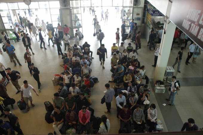 Lượng kh&aacute;ch xếp h&agrave;ng d&agrave;i chờ mua v&eacute;.