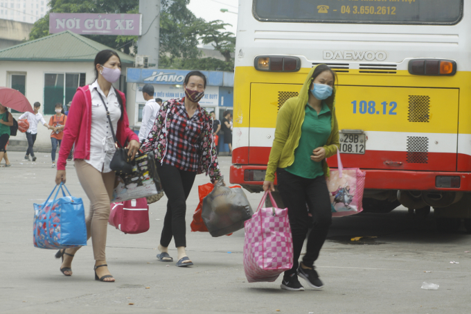 Mọi người ai cũng hối hả x&aacute;ch h&agrave;nh l&yacute;, ba l&ocirc; đến bến xe mua v&eacute; để kịp chuyến.