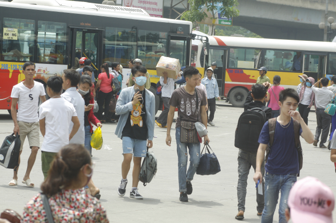 D&ograve;ng người &ugrave;n &ugrave;n &ldquo;rời đ&ocirc;&rdquo; về nghỉ lễ 2/9