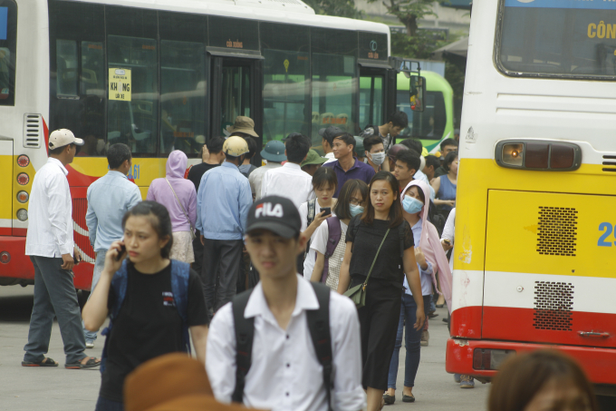 C&aacute;c tuyến xe bu&yacute;t lu&ocirc;n đ&ocirc;ng người do h&agrave;nh kh&aacute;ch trong nội đo bắt để đi xuống bến xe mua v&eacute;.