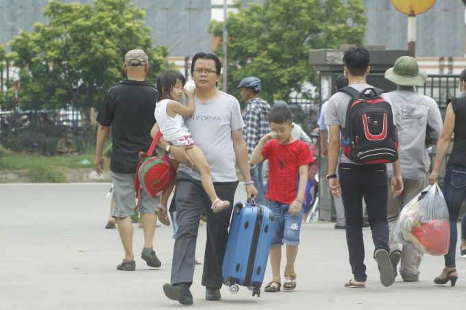 D&ograve;ng người &ugrave;n &ugrave;n &ldquo;rời đ&ocirc;&rdquo; về nghỉ lễ 2/9