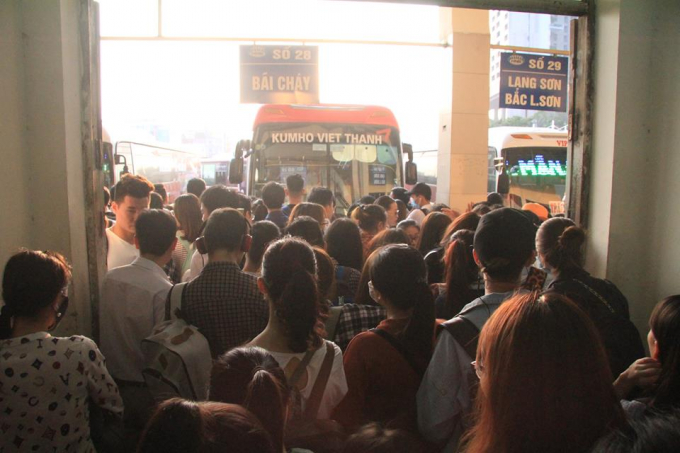 Dòng người ùn ùn “rời đô” về nghỉ lễ 2/9