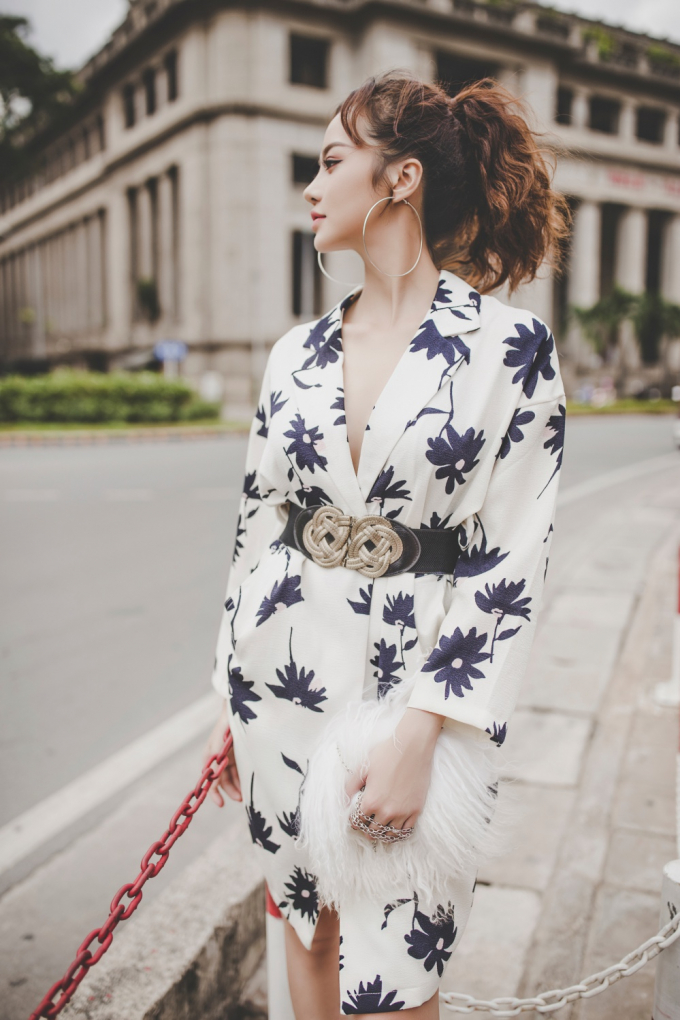 Mỗi khi rảnh rỗi c&oacute; thời gian đi caf&eacute;, gặp gỡ bạn b&egrave;, Kiều Ng&acirc;n thường chọn trang phục rất đơn giản.