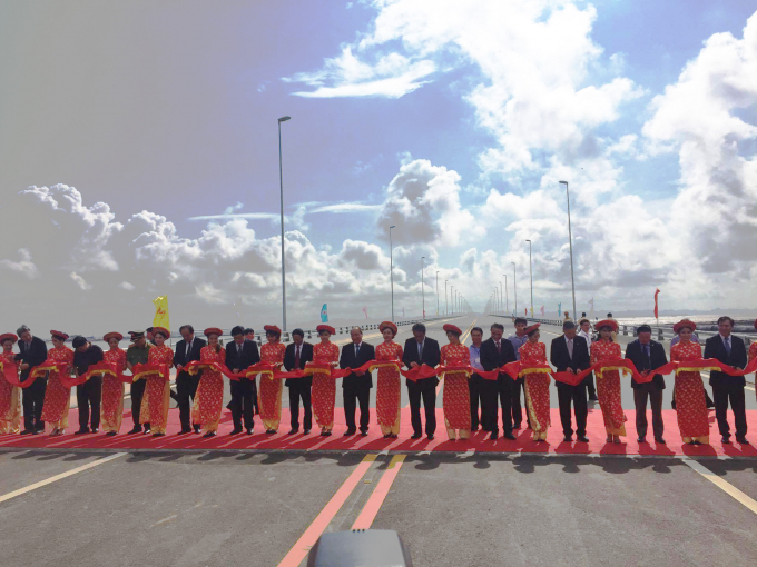 Thủ tướng Ch&iacute;nh phủ Nguyễn Xu&acirc;n Ph&uacute;c ph&aacute;t lệnh th&ocirc;ng xe cầu vượt biển d&agrave;i nhất Việt Nam