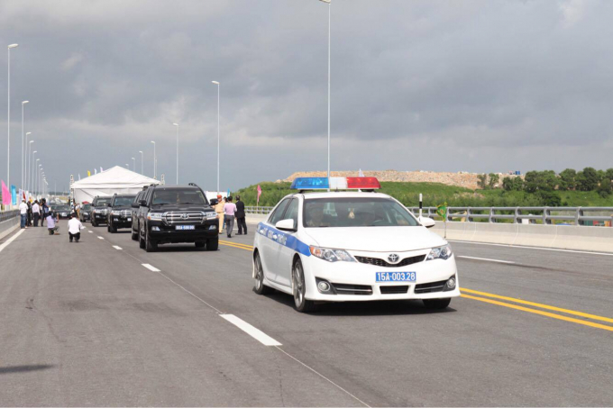 Thủ tướng Ch&iacute;nh phủ Nguyễn Xu&acirc;n Ph&uacute;c ph&aacute;t lệnh th&ocirc;ng xe cầu vượt biển d&agrave;i nhất Việt Nam