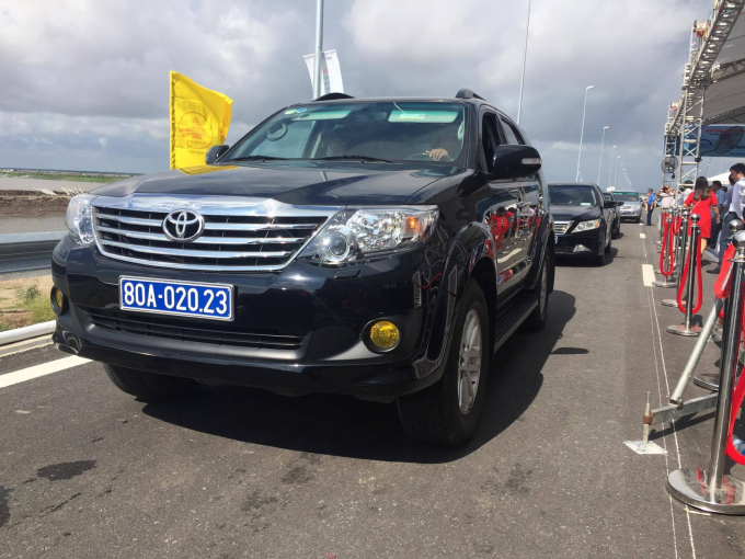 Thủ tướng Ch&iacute;nh phủ Nguyễn Xu&acirc;n Ph&uacute;c ph&aacute;t lệnh th&ocirc;ng xe cầu vượt biển d&agrave;i nhất Việt Nam