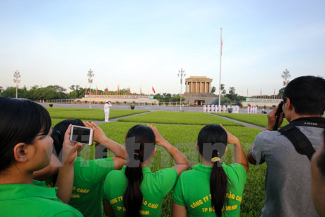 Kh&aacute;c với những ng&agrave;y b&igrave;nh thường, đ&ecirc;m ng&agrave;y 1/9, Quốc kỳ kh&ocirc;ng được k&eacute;o xuống để l&aacute; cờ m&atilde;i được tung bay trong Lễ Độc lập. V&igrave; thế lễ ch&agrave;o cờ diễn ra kh&ocirc;ng c&oacute; nghi thức k&eacute;o cờ.&nbsp;