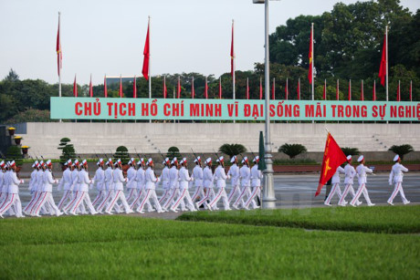 Sau lễ thượng cờ, đội ti&ecirc;u binh đi một v&ograve;ng trước cửa lăng v&agrave; kết th&uacute;c nghi lễ.&nbsp;