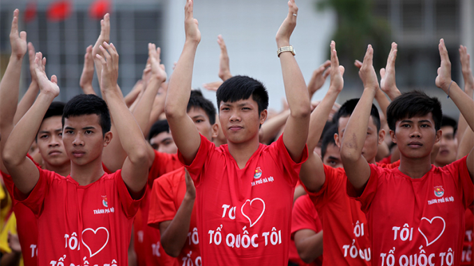 Dưới ngọn cờ C&aacute;nh mạng Th&aacute;ng T&aacute;m v&agrave; gi&aacute; trị trường tồn của Tuy&ecirc;n ng&ocirc;n Độc lập bất hủ! Đ&oacute; l&agrave; kh&aacute;t vọng Việt Nam, bản lĩnh Việt Nam ta. Ảnh: L&ecirc; Anh Dũng.