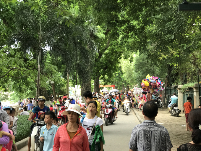 D&ograve;ng người tấp lập tại khu vực cổng v&agrave;o C&ocirc;ng vi&ecirc;n.