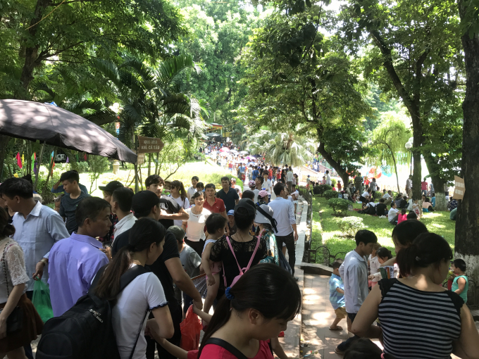 Bất chấp thời tiết nắng n&oacute;ng, kh&aacute;ch thăm quan vẫn đổ bộ về C&ocirc;ng vi&ecirc;n.