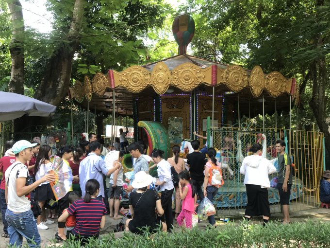 B&ecirc;n cạnh đ&oacute;, c&aacute;c hoạt động giải tr&iacute; cũng rất đa dạng.