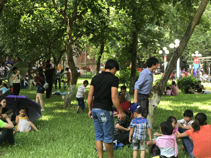 Những b&atilde;i cỏ cũng trở th&agrave;nh nơi nghỉ ch&acirc;n của nhiều người.