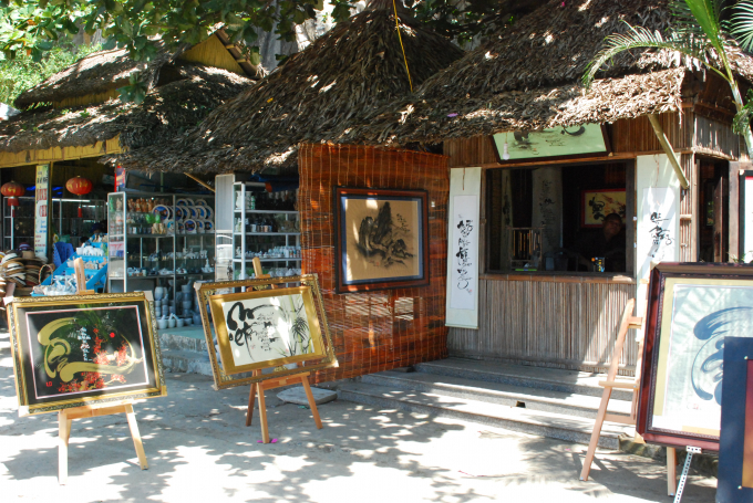 Du kh&aacute;ch c&ograve;n được c&agrave;i hoa hồng hiếu hạnh trong dịp lễ Vu Lan b&aacute;o hiếu năm nay.