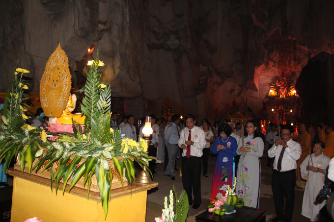 L&atilde;nh đạo th&agrave;nh phố v&agrave; quận Ngũ H&agrave;nh Sơn thắp hương trong Lễ hội Vu lan b&aacute;o hiếu - Ngũ&nbsp;H&agrave;nh Sơn 2017 tại Động &Acirc;m phủ.&nbsp;