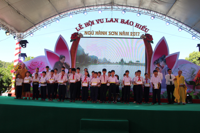 Trong lễ khai hội Vu Lan b&aacute;o hiếu - Ngũ H&agrave;nh Sơn 2017 cũng trao học bổng cho học&nbsp;sinh ngh&egrave;o tr&ecirc;n địa b&agrave;n quận. Từ 6h s&aacute;ng cũng diễn ra Lễ thượng Phan, Nghinh Sơn Thần để&nbsp;chuẩn bị v&agrave;o lễ ch&iacute;nh.&nbsp;