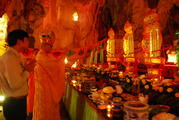 Trong lễ Vu Lan b&aacute;o hiếu cũng tổ chức Niệm Phật cầu gia hộ, lễ Bạch Phật khai kinh, Tụng kinh Vu Lan - B&aacute;o hiếu... trong Động &Acirc;m phủ.