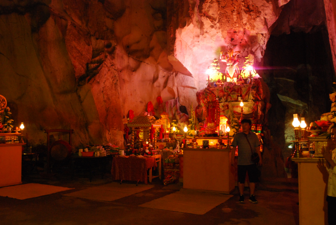 C&aacute;c năm trước, c&aacute;c ch&ugrave;a tr&ecirc;n địa b&agrave;n quận đều tổ chức c&aacute;c hoạt động, nghi thức t&ocirc;n gi&aacute;o Vu lan b&aacute;o hiếu. Năm nay l&agrave; lần đầu ti&ecirc;n Lễ hội Vu lan b&aacute;o hiếu được tổ chức ở Động &Acirc;m Phủ.