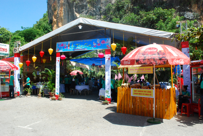 S&aacute;ng 2/9 cũng khai mạc khu vực văn h&oacute;a Ẩm thực chay ngay trước Ban quản l&yacute; Khu Danh thắng Ngũ H&agrave;nh Sơn.