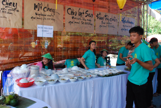 Nhiều m&oacute;n đồ ăn chay được chuẩn bị phục vụ cho Phật tử, du kh&aacute;ch đến Ngũ H&agrave;nh Sơn trong dịp lễ Vu Lan.