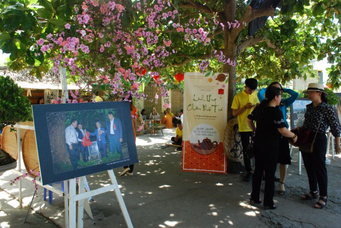 Dọc đường v&agrave;o động &Acirc;m Phủ cũng tổ chức kh&ocirc;ng gian tr&agrave; đạo phục vụ du kh&aacute;ch.&nbsp;