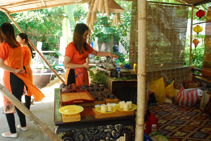 Nhiều loại tr&agrave; kh&aacute;c nhau được chuẩn bị chu đ&aacute;o trước khi phục vụ du kh&aacute;ch.                Kh&aacute;ch du lịch cũng ngắm nh&igrave;n những bức ảnh đẹp về c&aacute;c thắng cảnh nổi tiếng Khu&nbsp;Danh thắng Ngũ h&agrave;nh Sơn.