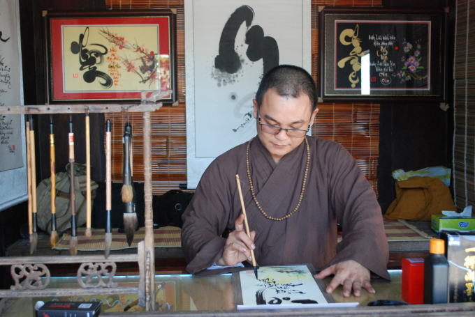 Đại đức Th&iacute;ch Th&aacute;nh Ho&agrave;ng (Trụ tr&igrave; ch&ugrave;a Từ T&acirc;m Ngũ H&agrave;nh Sơn) viết thư ph&aacute;p tặng kh&aacute;ch du lịch tại&nbsp;kh&ocirc;ng gian thư ph&aacute;p ngay b&ecirc;n tr&aacute;i cổng v&agrave;o Động &Acirc;m phủ.