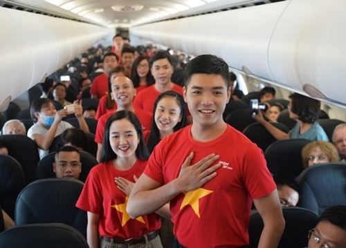 Gần 200 h&agrave;nh kh&aacute;ch tr&ecirc;n chuyến bay VJ179 từ H&agrave; Nội đi TP HCM bất ngờ khi được nghe lại giai điệu bất hủ của cố nhạc sĩ Trịnh C&ocirc;ng Sơn theo phong c&aacute;ch acapella. Đ&acirc;y l&agrave; chuyến bay đặc biệt của h&atilde;ng nối liền Bắc - Nam, mừng Quốc kh&aacute;nh 2/9 năm nay.