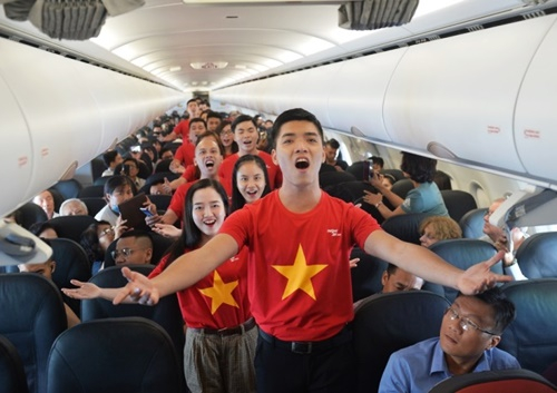 Trong trang phục cờ đỏ sao v&agrave;ng, d&agrave;n hợp xướng S&agrave;i G&ograve;n đem tới giai điệu &ldquo;Tiếng Việt&rdquo; của L&ecirc; T&acirc;m v&agrave; &ldquo;Nối v&ograve;ng tay lớn&rdquo; (Trịnh C&ocirc;ng Sơn) theo phong c&aacute;ch acapella. M&agrave;n tr&igrave;nh diễn được thạc sĩ, giảng vi&ecirc;n thanh nhạc Huỳnh Quang Th&aacute;i d&agrave;n dựng.