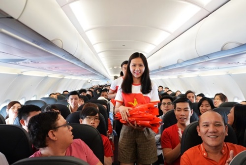 Sau hơn một th&aacute;ng tập luyện v&agrave; chuẩn bị, d&agrave;n nhạc hơn 20 người mang đến tiết mục gi&agrave;u cảm x&uacute;c. Một h&agrave;nh kh&aacute;ch cho biết: &ldquo;Với người Việt Nam, ng&agrave;y 2/9 kh&ocirc;ng chỉ l&agrave; dấu ấn lịch sử m&agrave; c&ograve;n l&agrave; dịp để ch&uacute;ng ta thể hiện l&ograve;ng y&ecirc;u nước, tr&aacute;ch nhiệm bản th&acirc;n, l&agrave;m nhiều điều c&oacute; &iacute;ch cho x&atilde; hội&rdquo;.