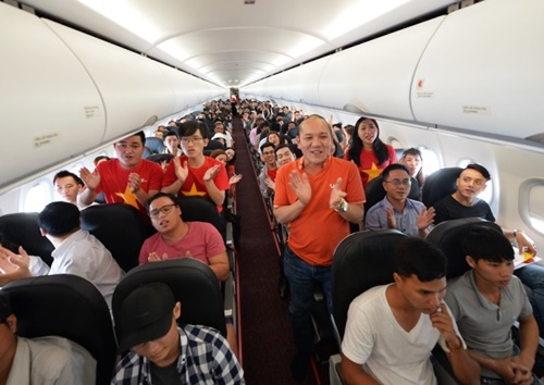 Giảng vi&ecirc;n thanh nhạc Quang Th&aacute;i chia sẻ, đ&acirc;y l&agrave; lần đầu ti&ecirc;n anh được h&ograve;a giọng với h&agrave;ng trăm h&agrave;nh kh&aacute;ch ngay t&agrave;u bay ở độ cao hơn 10.000 m&eacute;t. &ldquo;Đ&acirc;y l&agrave; trải nghiệm kh&ocirc;ng thể n&agrave;o qu&ecirc;n với c&aacute; nh&acirc;n t&ocirc;i v&agrave; c&aacute;c anh chị em nghệ sĩ&rdquo;, anh nhấn mạnh.