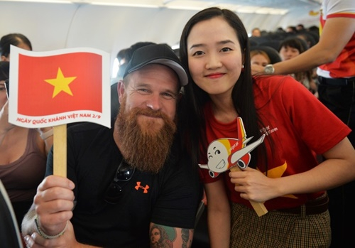 Nhiều người nước ngo&agrave;i cũng bất ngờ trước m&agrave;n tr&igrave;nh diễn v&agrave; chung vui với ng&agrave;y Tết Độc lập của Việt Nam.