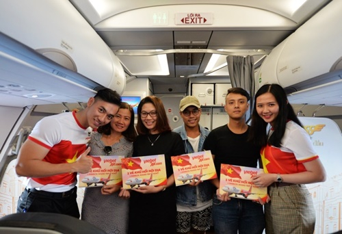 C&aacute;c h&agrave;nh kh&aacute;ch may mắn tr&uacute;ng thưởng v&eacute; m&aacute;y bay khứ hồi của h&atilde;ng.