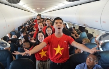 Độc đáo hát mừng Quốc Khánh trên độ cao 10.000m