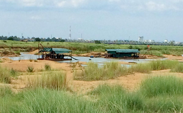 Tổng CTCP&nbsp; Th&agrave;nh Trung lập r&agrave;o chắn tạo &ldquo;l&atilde;nh địa&rdquo; ri&ecirc;ng ven s&ocirc;ng Đ&agrave; Rằng để đưa 2 s&agrave; lan khai th&aacute;c c&aacute;t tr&aacute;i ph&eacute;p.