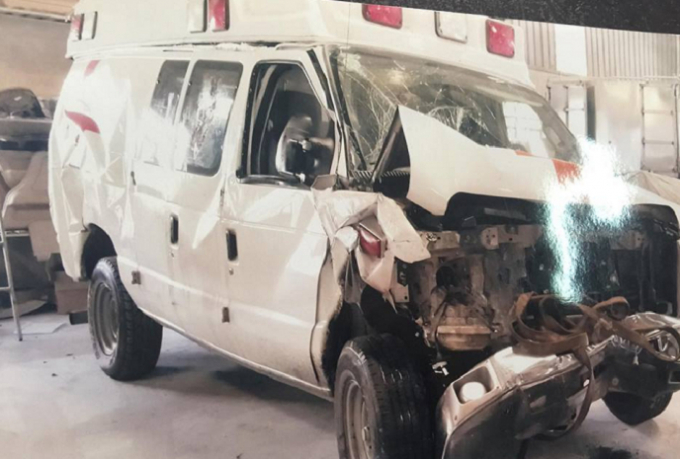 Xe cấp cứu của bệnh viện Việt Nam Thụy Điện li&ecirc;n quan đến vụ tai nạn.