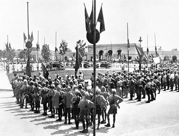 Đo&agrave;n xe chở Chủ tịch Hồ Ch&iacute; Minh v&agrave; c&aacute;c đại biểu Ch&iacute;nh phủ l&acirc;m thời của nước Việt Nam D&acirc;n chủ Cộng h&ograve;a v&agrave;o vườn hoa Ba Đ&igrave;nh, nơi cử h&agrave;nh lễ