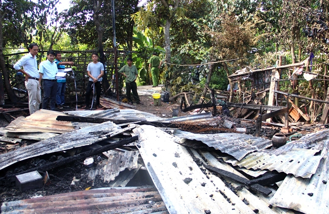 Căn nh&agrave; bị thi&ecirc;u rụi sau khi Hiền ph&oacute;ng hỏa.
