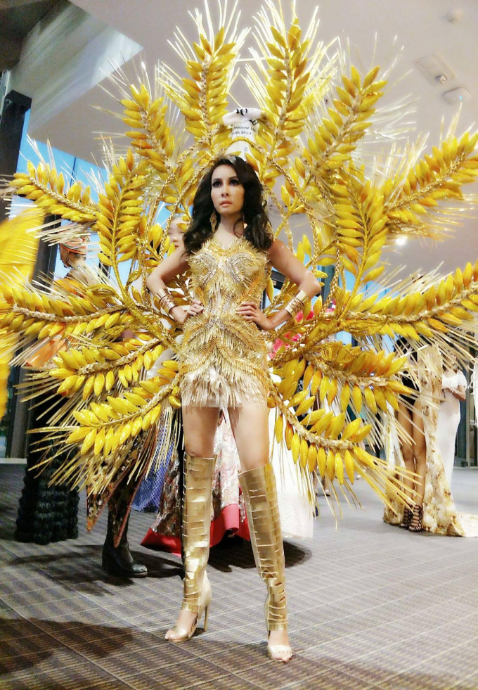 Bộ trang phục d&acirc;n tộc nặng hơn 20kg.