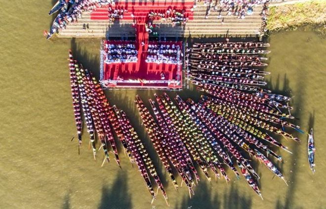 Thuyền đua, bơi chật k&iacute;n cả một khu vực s&ocirc;ng trong buổi khai mạc. Ảnh: Nguyễn Chiến