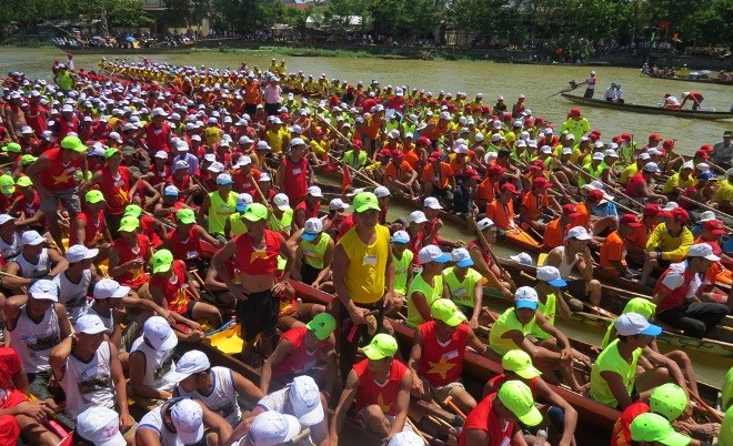Lễ hội đua, bơi năm nay c&oacute; gần 900 vận động vi&ecirc;n tham gia tranh t&agrave;i. Ảnh: Trần Nguy&ecirc;n Phong