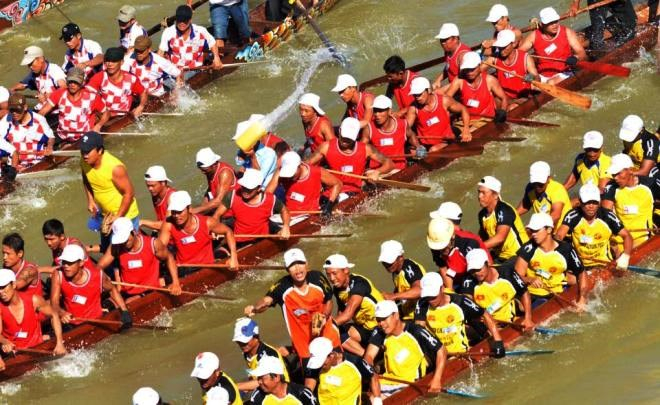 N&eacute;t khỏe khoắn, mạnh mẽ của c&aacute;c tay ch&egrave;o nam trong cuộc đua về đ&iacute;ch.&nbsp;Ảnh: Trần &Aacute;nh Dương