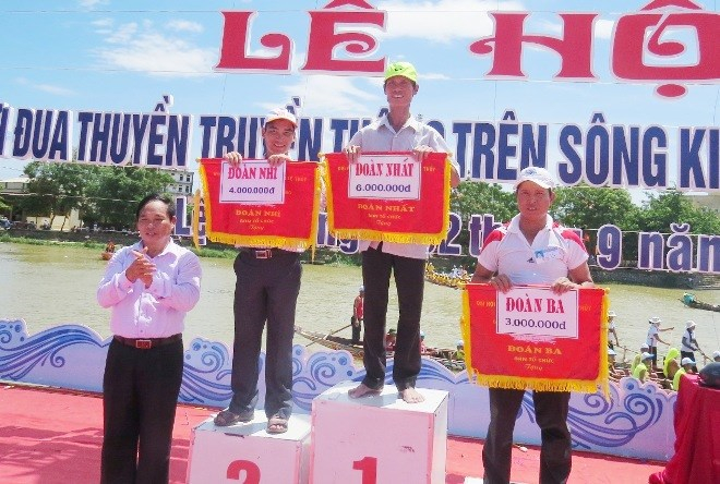 &Ocirc;ng Nguyễn Quang Năm - B&iacute; thư Huyện ủy Lệ Thủy trao giải to&agrave;n đo&agrave;n cho c&aacute;c đội đua, bơi. Ảnh: Trần Nguy&ecirc;n Phong